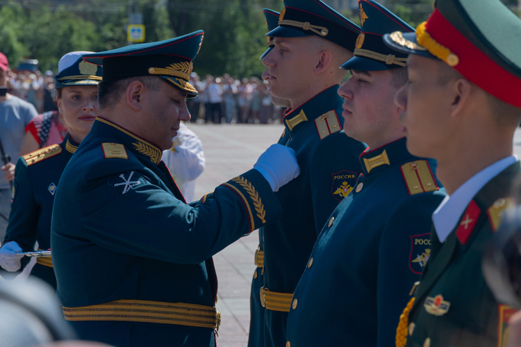 Начальник Управления Росгвардии по Пензенской области принял участие в торжествах в честь Дня России и выпуска офицеров Военной академии МТО