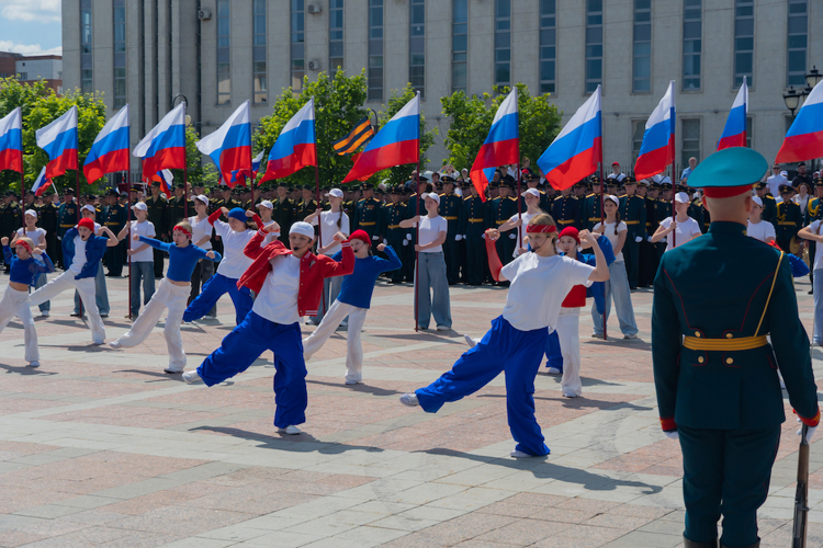 Начальник Управления Росгвардии по Пензенской области принял участие в торжествах в честь Дня России и выпуска офицеров Военной академии МТО