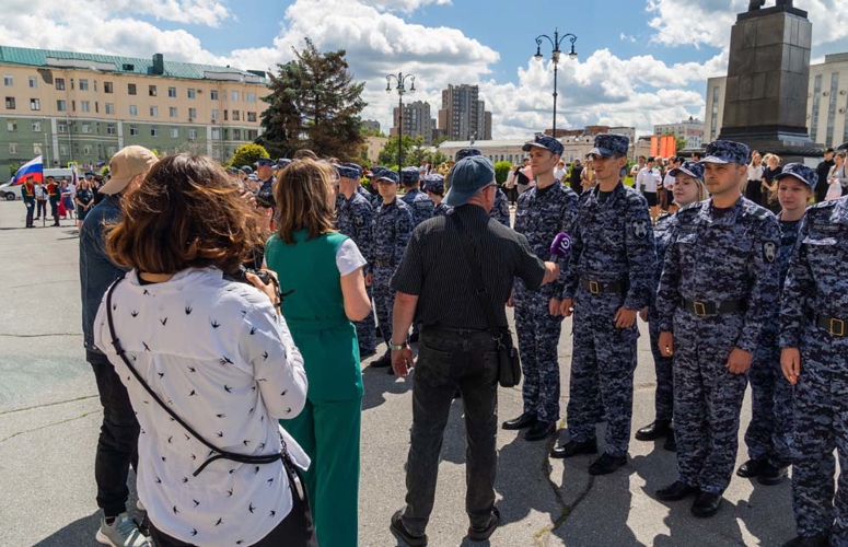 На площади у правительства Пензенской области молодые сотрудники Росгвардии приняли присягу (видео)