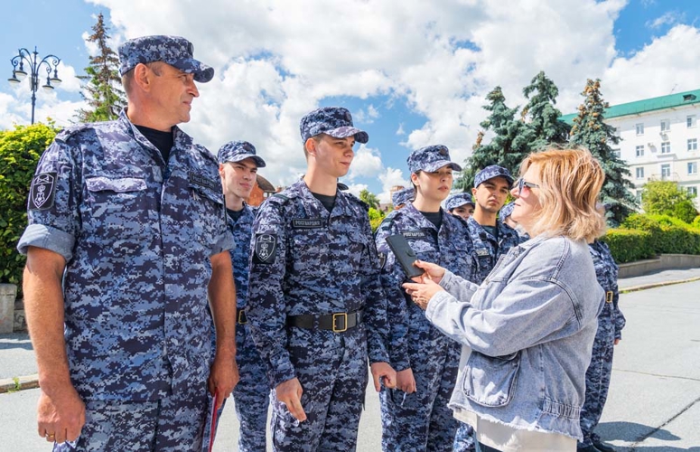 На площади у правительства Пензенской области молодые сотрудники Росгвардии приняли присягу (видео)