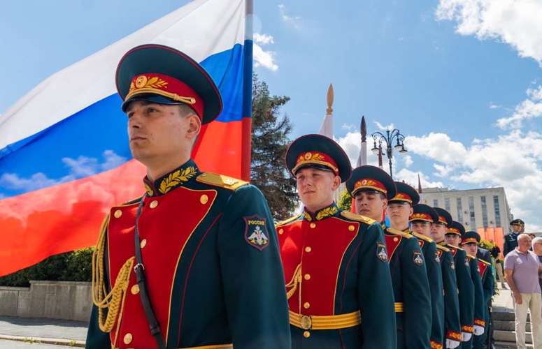 На площади у правительства Пензенской области молодые сотрудники Росгвардии приняли присягу (видео)