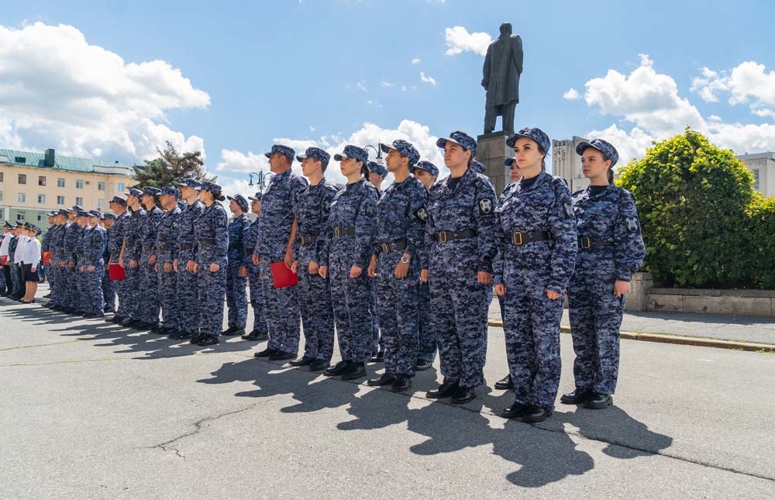 На площади у правительства Пензенской области молодые сотрудники Росгвардии приняли присягу (видео)
