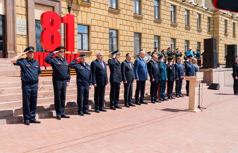 На площади у правительства Пензенской области молодые сотрудники Росгвардии приняли присягу (видео)