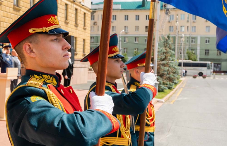 На площади у правительства Пензенской области молодые сотрудники Росгвардии приняли присягу (видео)