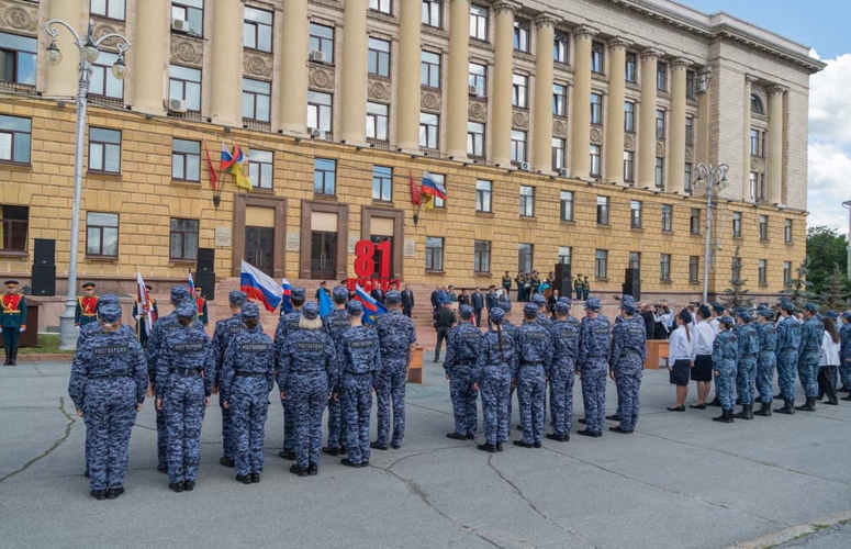 На площади у правительства Пензенской области молодые сотрудники Росгвардии приняли присягу (видео)