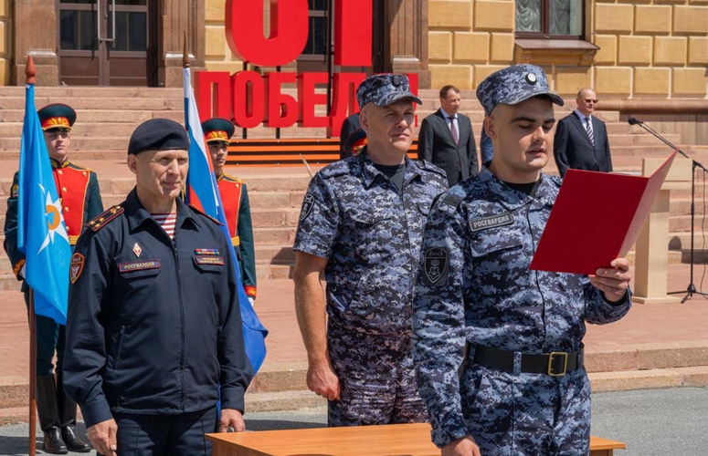На площади у правительства Пензенской области молодые сотрудники Росгвардии приняли присягу (видео)