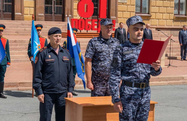На площади у правительства Пензенской области молодые сотрудники Росгвардии приняли присягу (видео)