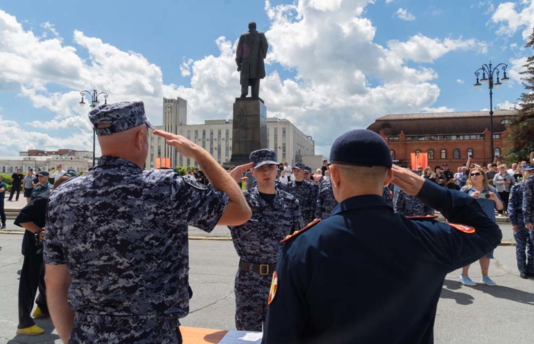 На площади у правительства Пензенской области молодые сотрудники Росгвардии приняли присягу (видео)