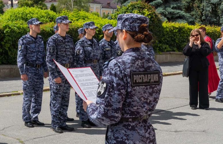 На площади у правительства Пензенской области молодые сотрудники Росгвардии приняли присягу (видео)