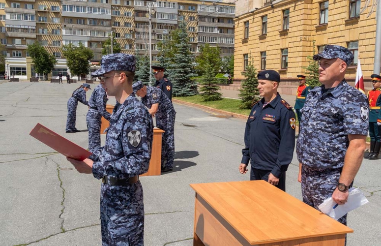 На площади у правительства Пензенской области молодые сотрудники Росгвардии приняли присягу (видео)
