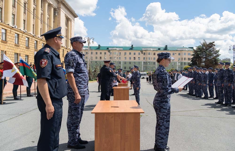 На площади у правительства Пензенской области молодые сотрудники Росгвардии приняли присягу (видео)