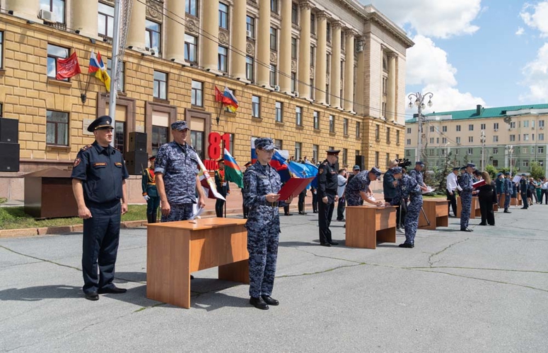 На площади у правительства Пензенской области молодые сотрудники Росгвардии приняли присягу (видео)