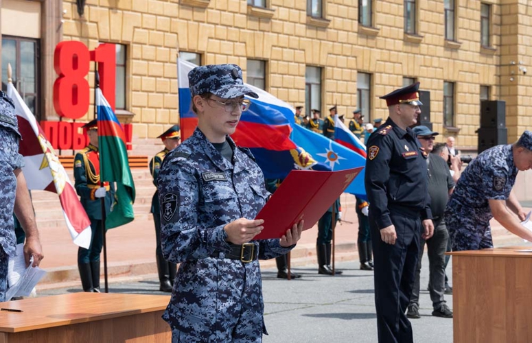 На площади у правительства Пензенской области молодые сотрудники Росгвардии приняли присягу (видео)