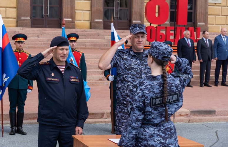 На площади у правительства Пензенской области молодые сотрудники Росгвардии приняли присягу (видео)