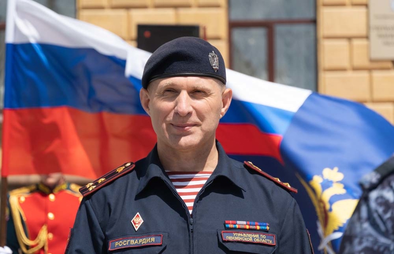 На площади у правительства Пензенской области молодые сотрудники Росгвардии приняли присягу (видео)