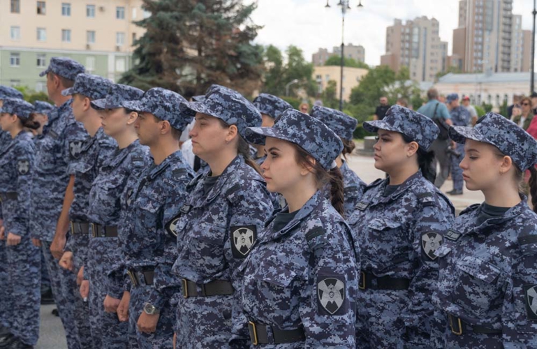 На площади у правительства Пензенской области молодые сотрудники Росгвардии приняли присягу (видео)