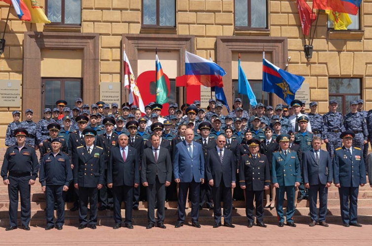 На площади у правительства Пензенской области молодые сотрудники Росгвардии приняли присягу (видео)