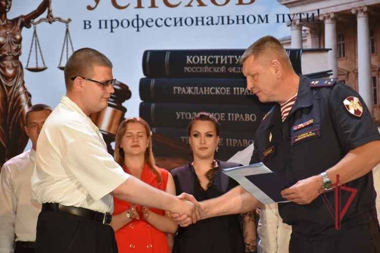 Офицер Росгвардии принял участие в церемонии вручения дипломов выпускникам юридического института ПГУ