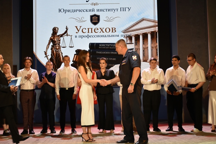 Офицер Росгвардии принял участие в церемонии вручения дипломов выпускникам юридического института ПГУ