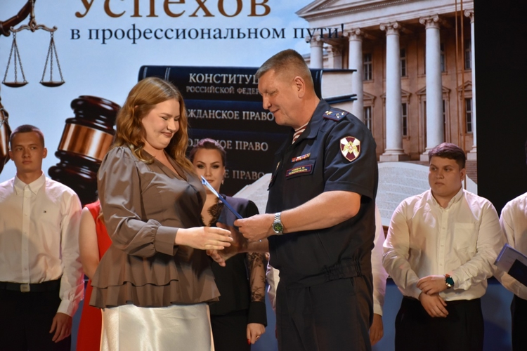 Офицер Росгвардии принял участие в церемонии вручения дипломов выпускникам юридического института ПГУ
