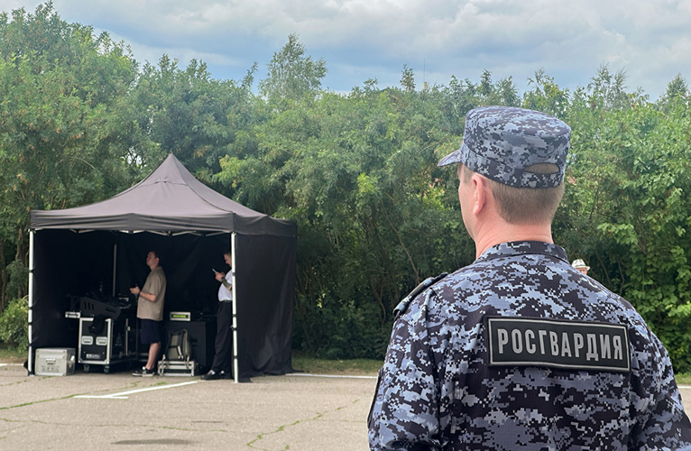 Сотрудники Росгвардии осуществляют безопасность 55-го Всероссийского Лермонтовского праздника поэзии в «Тарханах»