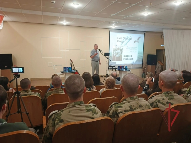 Член Союза писателей России Борис Иванов представил военнослужащим Росгвардии сборник своих стихотворений