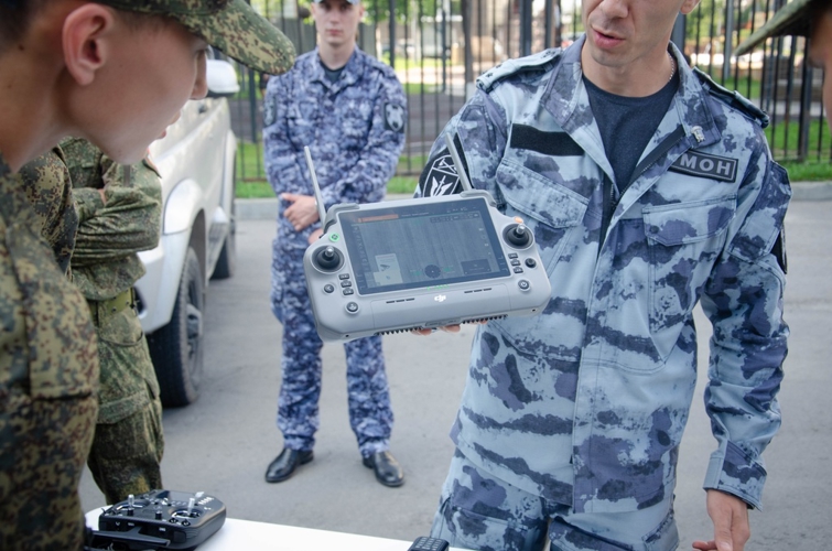 Сотрудники пензенского ОМОН «Страж» познакомили участников сборов «Гвардеец» с вооружением и техникой Росгвардии