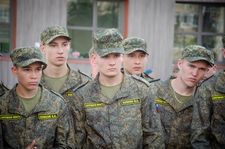 Сотрудники пензенского ОМОН «Страж» познакомили участников сборов «Гвардеец» с вооружением и техникой Росгвардии