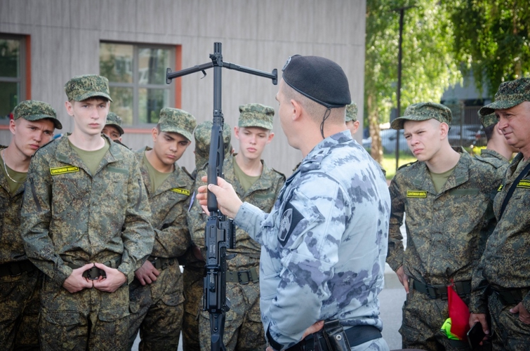 Сотрудники пензенского ОМОН «Страж» познакомили участников сборов «Гвардеец» с вооружением и техникой Росгвардии