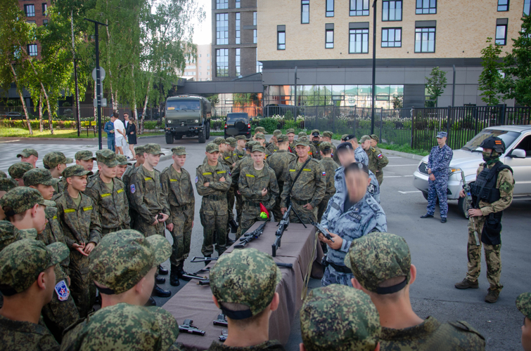Сотрудники пензенского ОМОН «Страж» познакомили участников сборов «Гвардеец» с вооружением и техникой Росгвардии