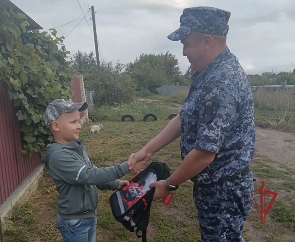 Росгвардейцы вручили будущим первоклассникам Пензенской области школьные рюкзаки к 1 сентября