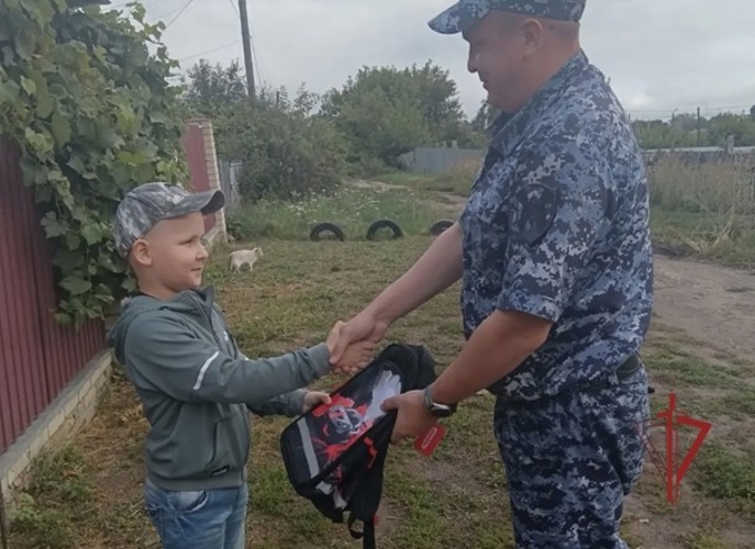 Росгвардейцы вручили будущим первоклассникам Пензенской области школьные рюкзаки к 1 сентября