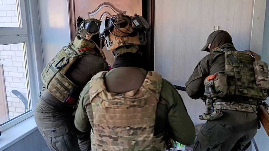 В Пензе при силовой поддержке Росгвардии пресечена деятельность ОПГ, маскировавшейся под реабилитационный центр (видео)