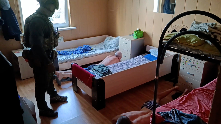 В Пензе при силовой поддержке Росгвардии пресечена деятельность ОПГ, маскировавшейся под реабилитационный центр (видео)