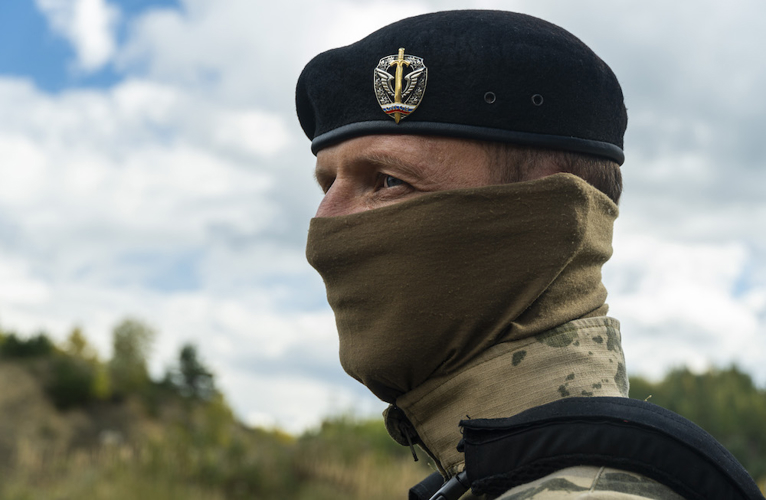 Один из сорока: сотрудник ОМОН из Пензы стал обладателем знака высшей квалификации полицейского спецназа Росгвардии (видео)