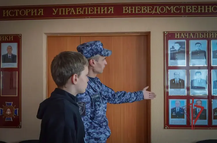 Боец Росгвардии познакомил сына со своей службой в День отца (видео)