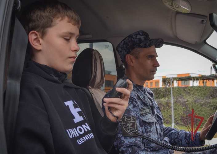Боец Росгвардии познакомил сына со своей службой в День отца (видео)