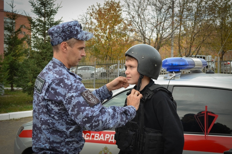 Боец Росгвардии познакомил сына со своей службой в День отца (видео)