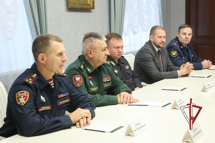 Командующий Приволжским ордена Жукова округом войск национальной гвардии генерал-полковник Сергей Просяник официально представил губернатору начальника Управления Росгвардии по Пензенской области