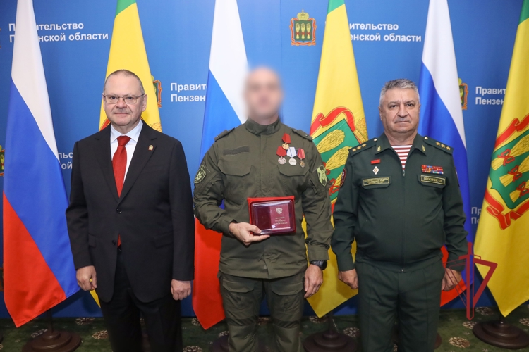 Командующий Приволжским ордена Жукова округом войск национальной гвардии генерал-полковник Сергей Просяник вручил награды сотрудникам спецподразделений Росгвардии